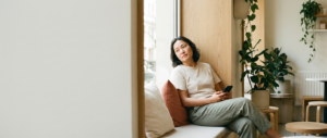 Personne assise dans un café regardant son téléphone avec fatigue, illustrant la dating fatigue sur les applis de rencontre.